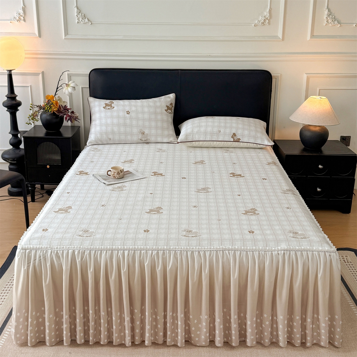 91家纺网 家纺一手货源 找家纺 情恒家纺 2026新款卡通摇摇马PE提花床裙席席子凉席三件套 摇摇马-卡其