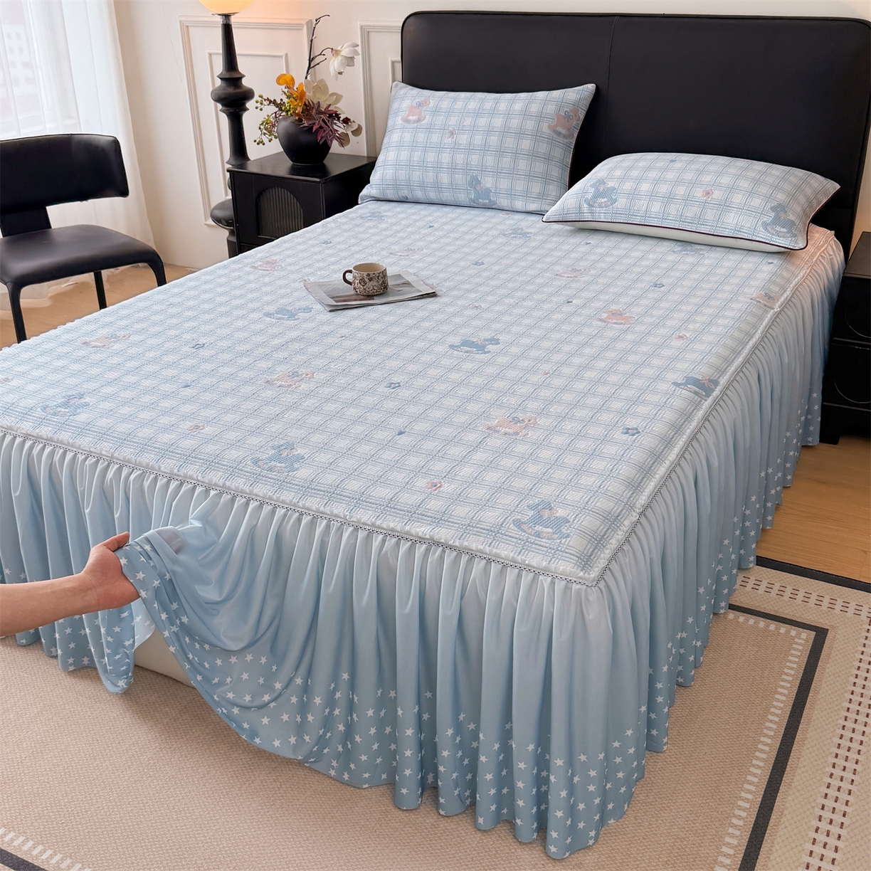 91家纺网 家纺一手货源 找家纺 情恒家纺 2026新款卡通摇摇马PE提花床裙席席子凉席三件套 摇摇马-冰蓝