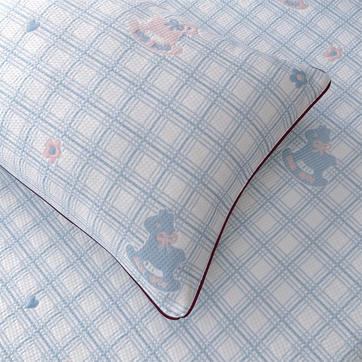 91家纺网 家纺一手货源 找家纺 情恒家纺 2026新款卡通摇摇马PE提花床裙席席子凉席三件套 摇摇马-冰蓝