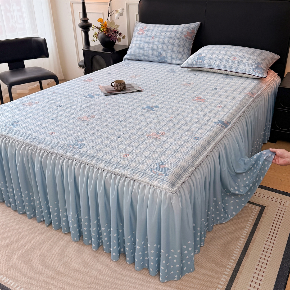 91家纺网 家纺一手货源 找家纺 情恒家纺 2026新款卡通摇摇马PE提花床裙席席子凉席三件套 摇摇马-冰蓝