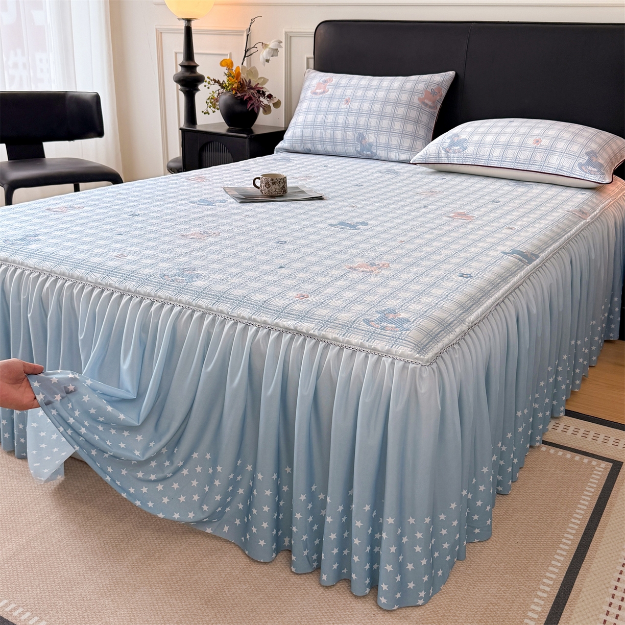 91家纺网 家纺一手货源 找家纺 情恒家纺 2026新款卡通摇摇马PE提花床裙席席子凉席三件套 摇摇马-冰蓝