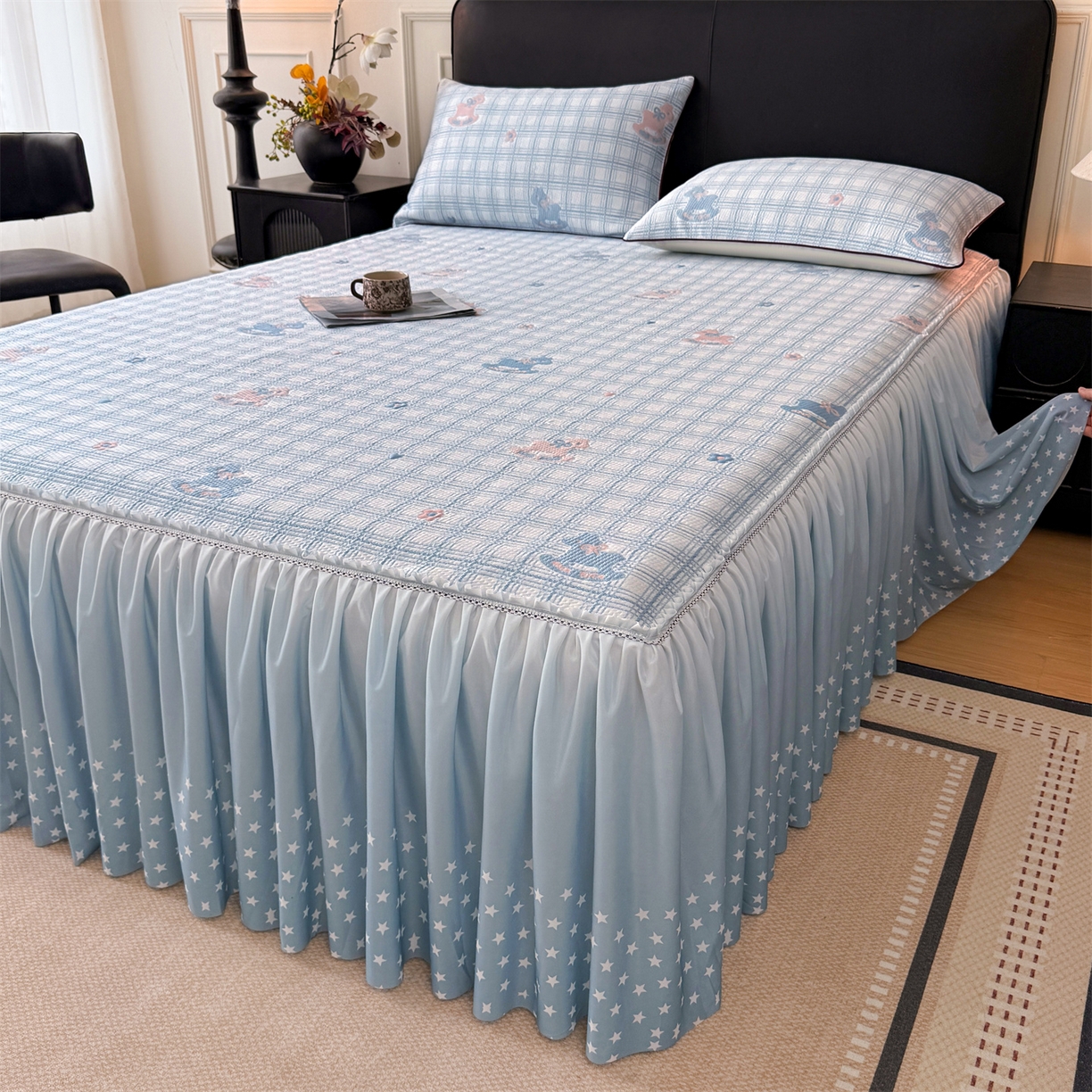 91家纺网 家纺一手货源 找家纺 情恒家纺 2026新款卡通摇摇马PE提花床裙席席子凉席三件套 摇摇马-冰蓝