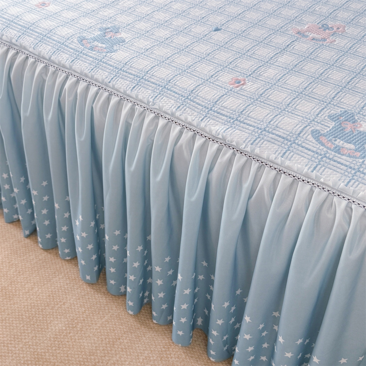 91家纺网 家纺一手货源 找家纺 情恒家纺 2026新款卡通摇摇马PE提花床裙席席子凉席三件套 摇摇马-冰蓝