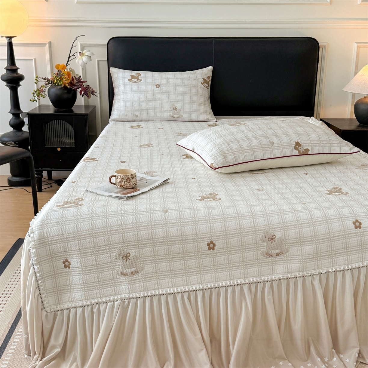 91家纺网 家纺一手货源 找家纺 情恒家纺 2026新款卡通摇摇马PE提花床裙席席子凉席三件套 摇摇马-卡其