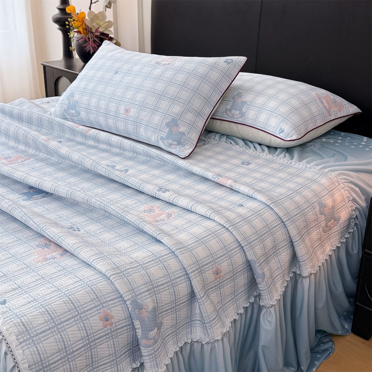 91家纺网 家纺一手货源 找家纺 情恒家纺 2026新款卡通摇摇马PE提花床裙席席子凉席三件套 摇摇马-冰蓝