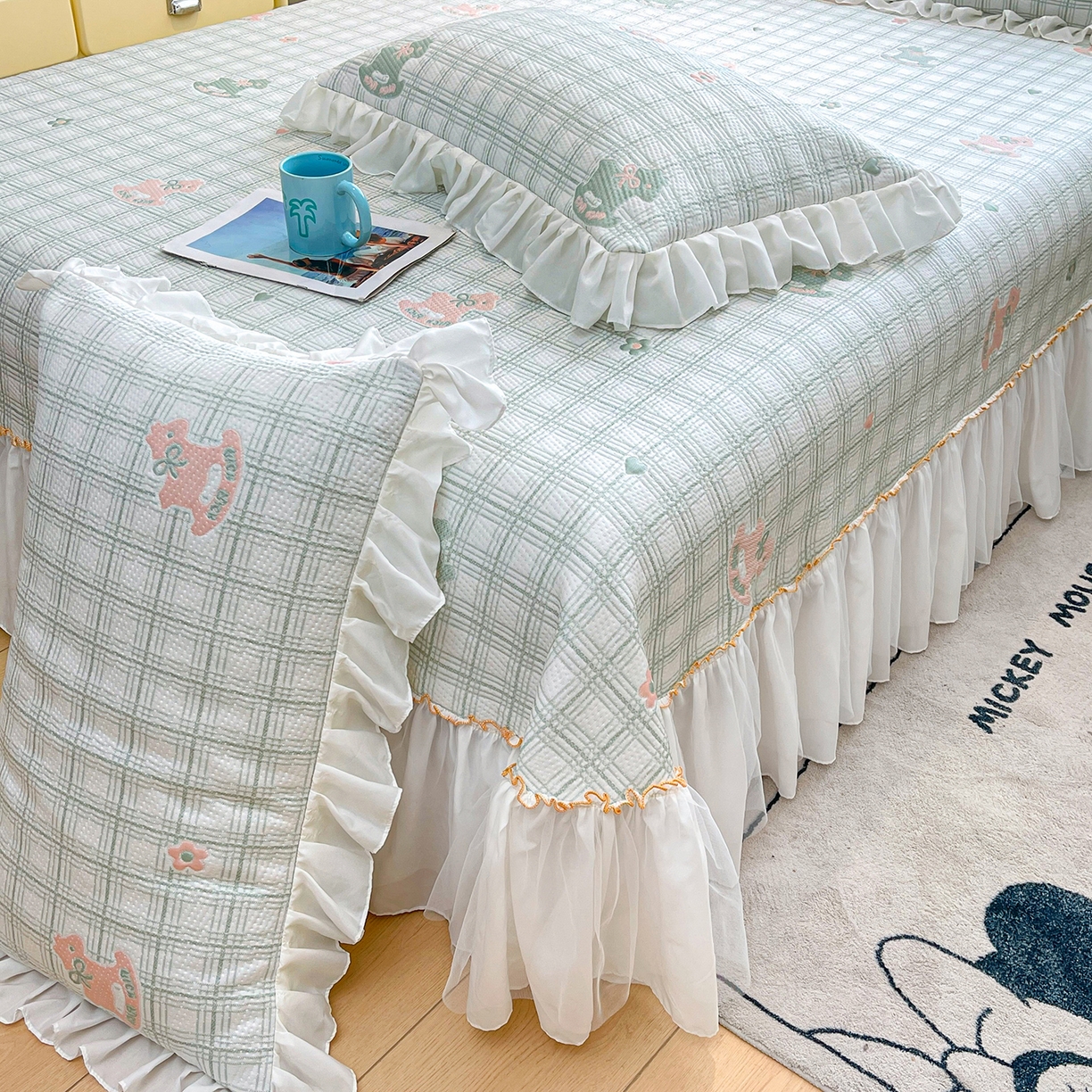 91家纺网 家纺一手货源 找家纺 情恒家纺 2026新款PE卡通提花床盖席席子凉席三件套摇摇马 摇摇马-豆绿