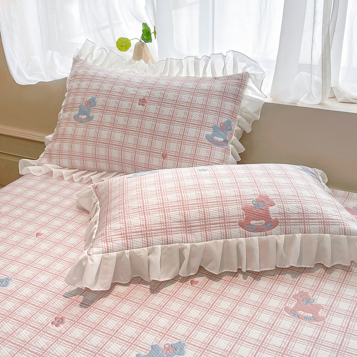 91家纺网 家纺一手货源 找家纺 情恒家纺 2026新款PE卡通提花床盖席席子凉席三件套摇摇马 摇摇马-嫩粉