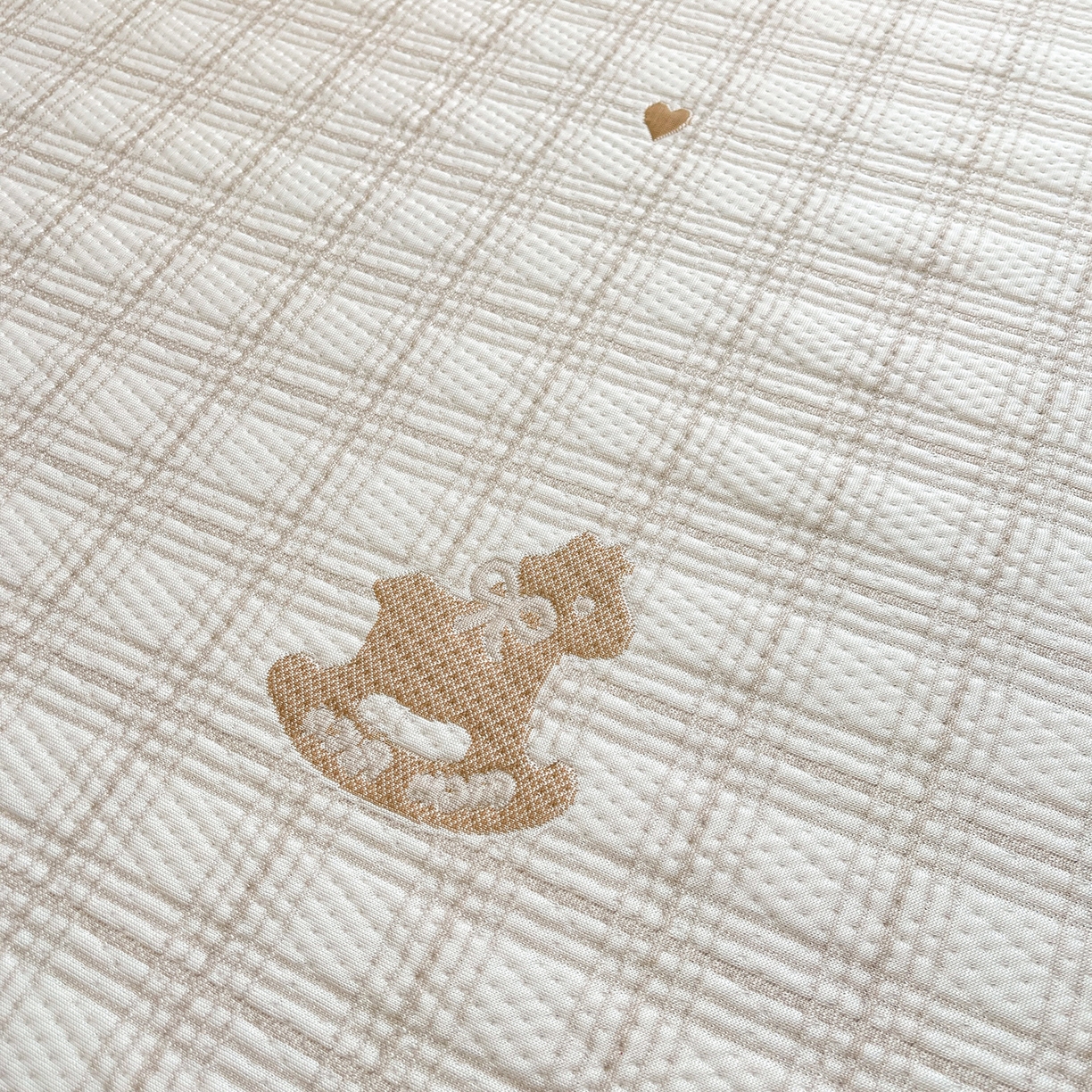 91家纺网 家纺一手货源 找家纺 情恒家纺 2026新款PE卡通提花床盖席席子凉席三件套摇摇马 摇摇马-卡其