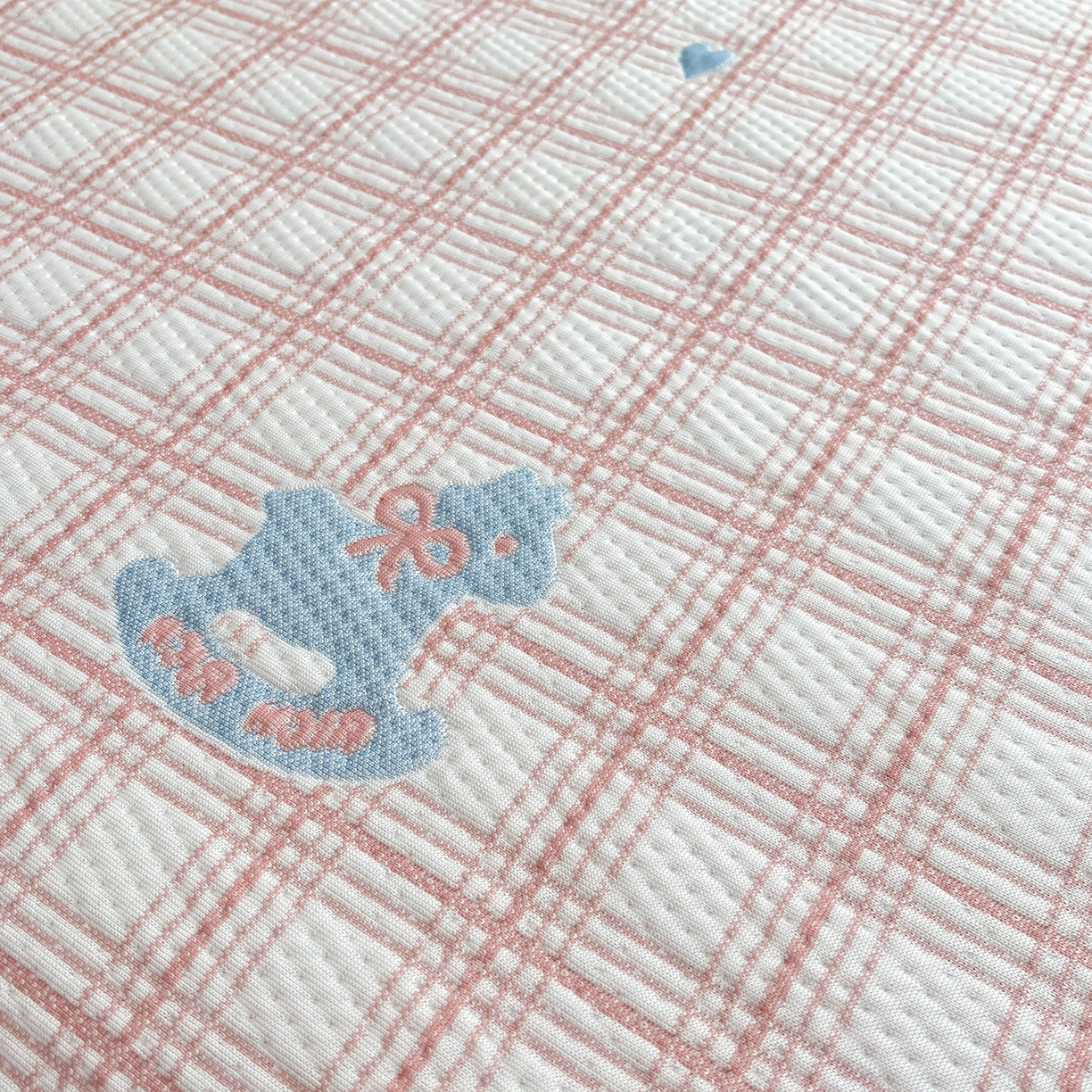 91家纺网 家纺一手货源 找家纺 情恒家纺 2026新款PE卡通提花床盖席席子凉席三件套摇摇马 摇摇马-嫩粉