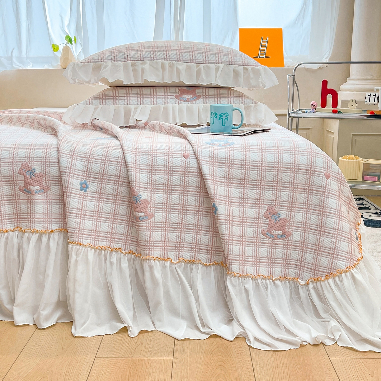 91家纺网 家纺一手货源 找家纺 情恒家纺 2026新款PE卡通提花床盖席席子凉席三件套摇摇马 摇摇马-嫩粉