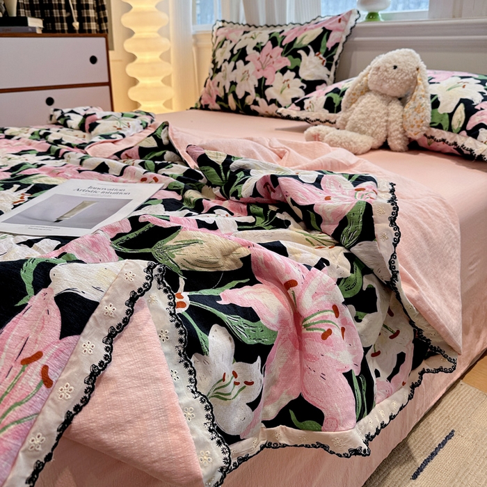 91家纺网 家纺一手货源 找家纺 花伞家居 2026新款蕾丝花边皱皱双层纱夏被四件套含买家秀 夏被-盛开粉