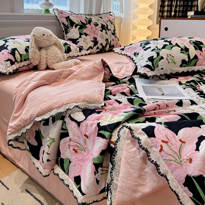 91家纺网 家纺一手货源 找家纺 花伞家居 2026新款蕾丝花边皱皱双层纱夏被四件套含买家秀 夏被-盛开粉