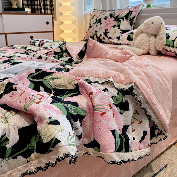 91家纺网 家纺一手货源 找家纺 花伞家居 2026新款蕾丝花边皱皱双层纱夏被四件套含买家秀 夏被-盛开粉