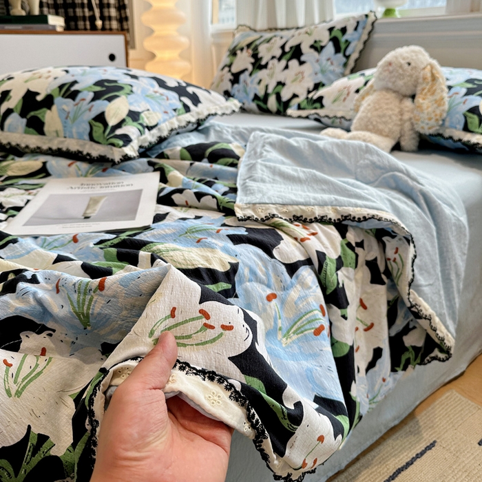 91家纺网 家纺一手货源 找家纺 花伞家居 2026新款蕾丝花边皱皱双层纱夏被四件套含买家秀 夏被-盛开蓝