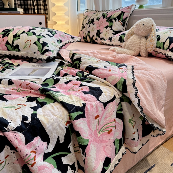 91家纺网 家纺一手货源 找家纺 花伞家居 2026新款蕾丝花边皱皱双层纱夏被四件套含买家秀 夏被-盛开粉