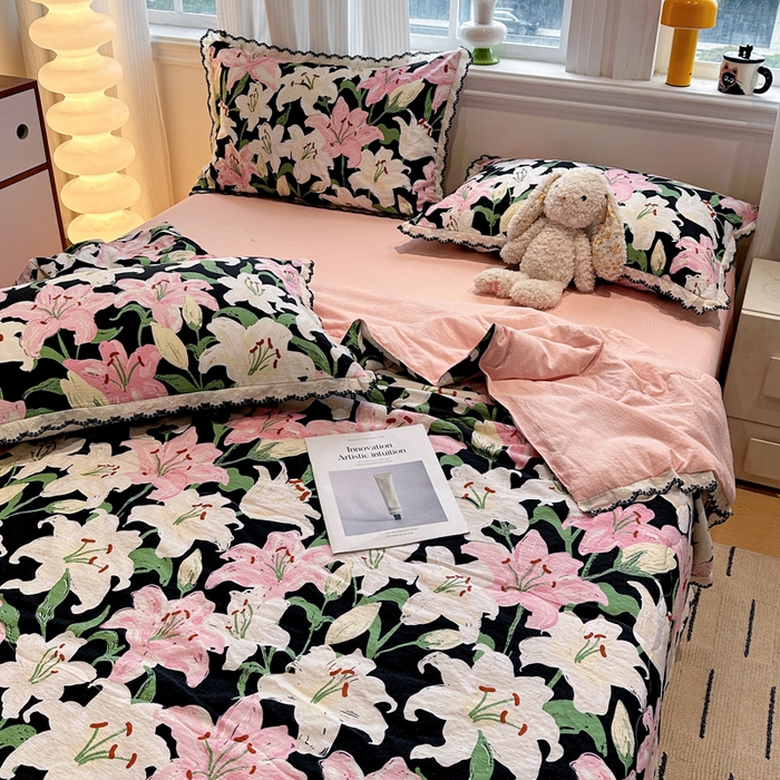 91家纺网 家纺一手货源 找家纺 花伞家居 2026新款蕾丝花边皱皱双层纱夏被四件套含买家秀 夏被-盛开粉