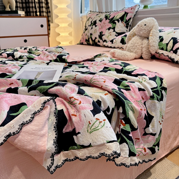 91家纺网 家纺一手货源 找家纺 花伞家居 2026新款蕾丝花边皱皱双层纱夏被四件套含买家秀 夏被-盛开粉