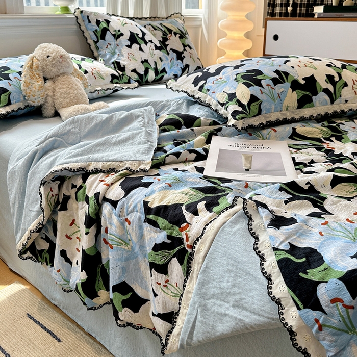 91家纺网 家纺一手货源 找家纺 花伞家居 2026新款蕾丝花边皱皱双层纱夏被四件套含买家秀 夏被-盛开蓝