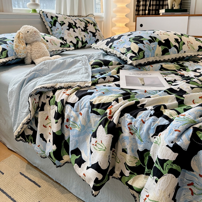 91家纺网 家纺一手货源 找家纺 花伞家居 2026新款蕾丝花边皱皱双层纱夏被四件套含买家秀 夏被-盛开蓝