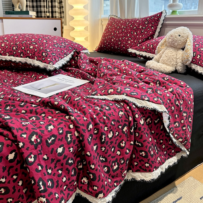 91家纺网 家纺一手货源 找家纺 花伞家居 2026新款蕾丝花边皱皱双层纱夏被四件套含买家秀 夏被-热情豹纹