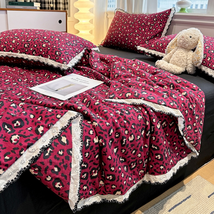 91家纺网 家纺一手货源 找家纺 花伞家居 2026新款蕾丝花边皱皱双层纱夏被四件套含买家秀 夏被-热情豹纹