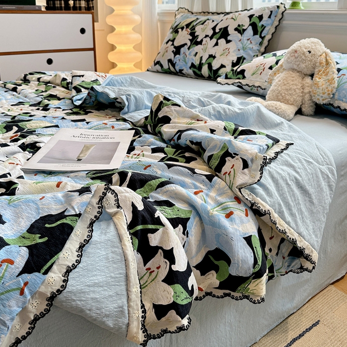 91家纺网 家纺一手货源 找家纺 花伞家居 2026新款蕾丝花边皱皱双层纱夏被四件套含买家秀 夏被-盛开蓝