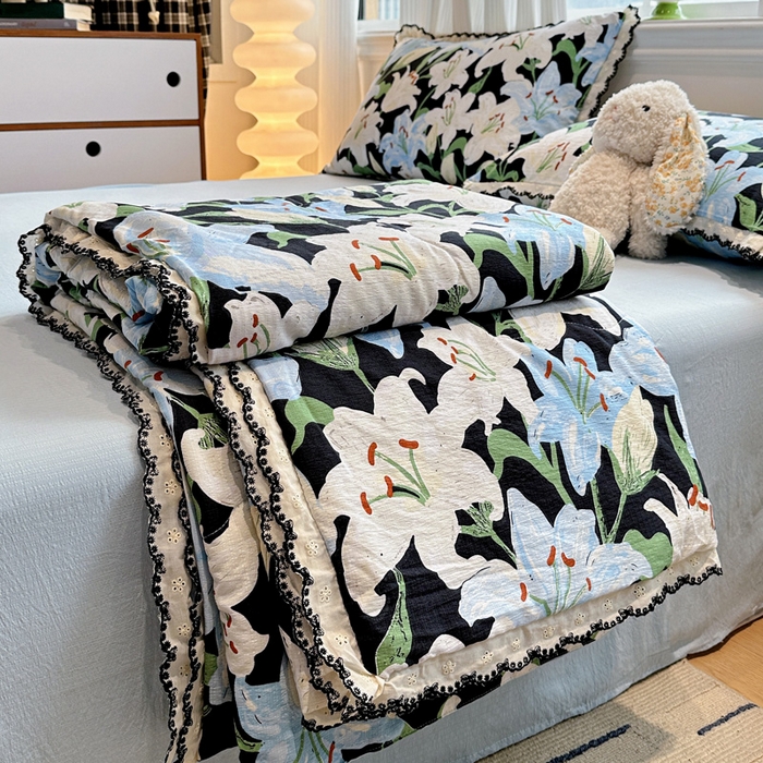 91家纺网 家纺一手货源 找家纺 花伞家居 2026新款蕾丝花边皱皱双层纱夏被四件套含买家秀 夏被-盛开蓝