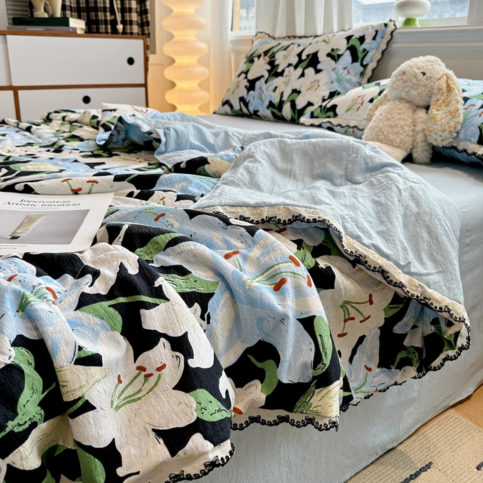 91家纺网 家纺一手货源 找家纺 花伞家居 2026新款蕾丝花边皱皱双层纱夏被四件套含买家秀 夏被-盛开蓝