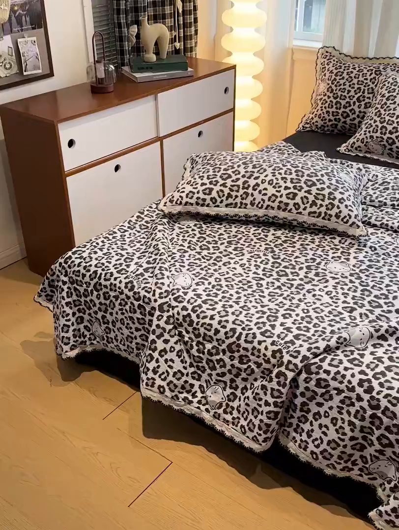 91家纺网 家纺一手货源 找家纺 花伞家居 2026新款蕾丝花边皱皱双层纱夏被四件套含买家秀 夏被-豹纹灰