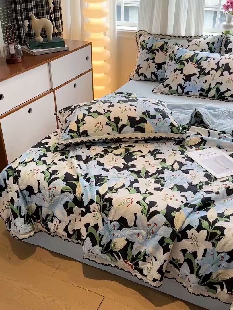 91家纺网 家纺一手货源 找家纺 花伞家居 2026新款蕾丝花边皱皱双层纱夏被四件套含买家秀 夏被-盛开蓝