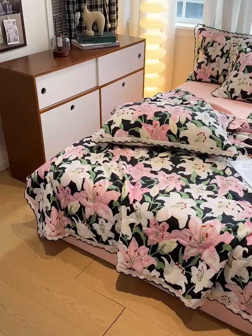 91家纺网 家纺一手货源 找家纺 花伞家居 2026新款蕾丝花边皱皱双层纱夏被四件套含买家秀 夏被-盛开粉
