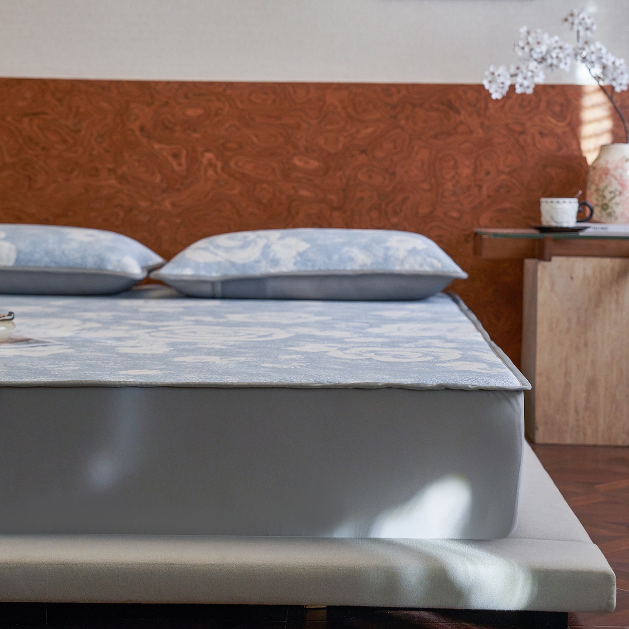 91家纺网 家纺一手货源 找家纺 千朵森 2026新款花卉系列冰感提花款凉席三件套 雾蓝屿