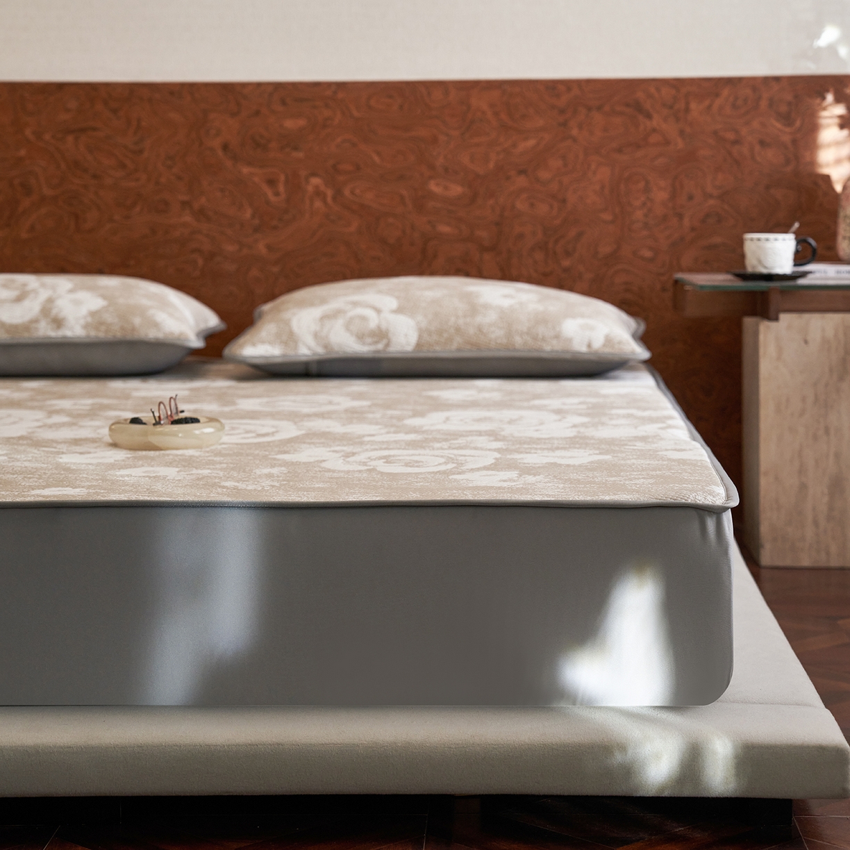 91家纺网 家纺一手货源 找家纺 千朵森 2026新款花卉系列冰感提花款凉席三件套 檀棕屿