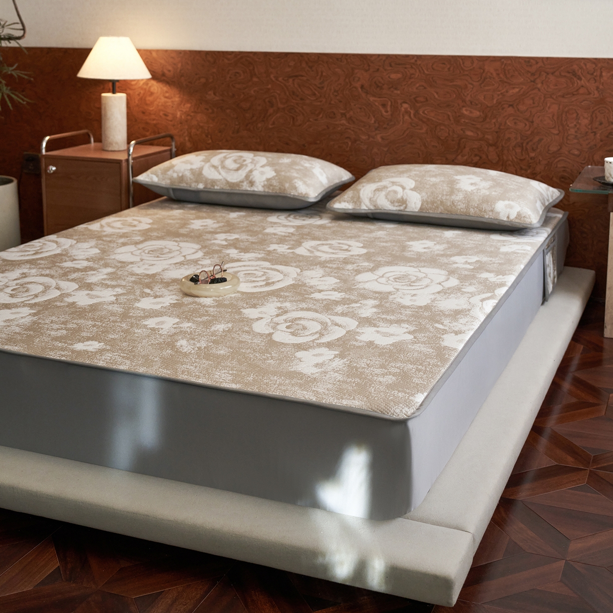 91家纺网 家纺一手货源 找家纺 千朵森 2026新款花卉系列冰感提花款凉席三件套 檀棕屿