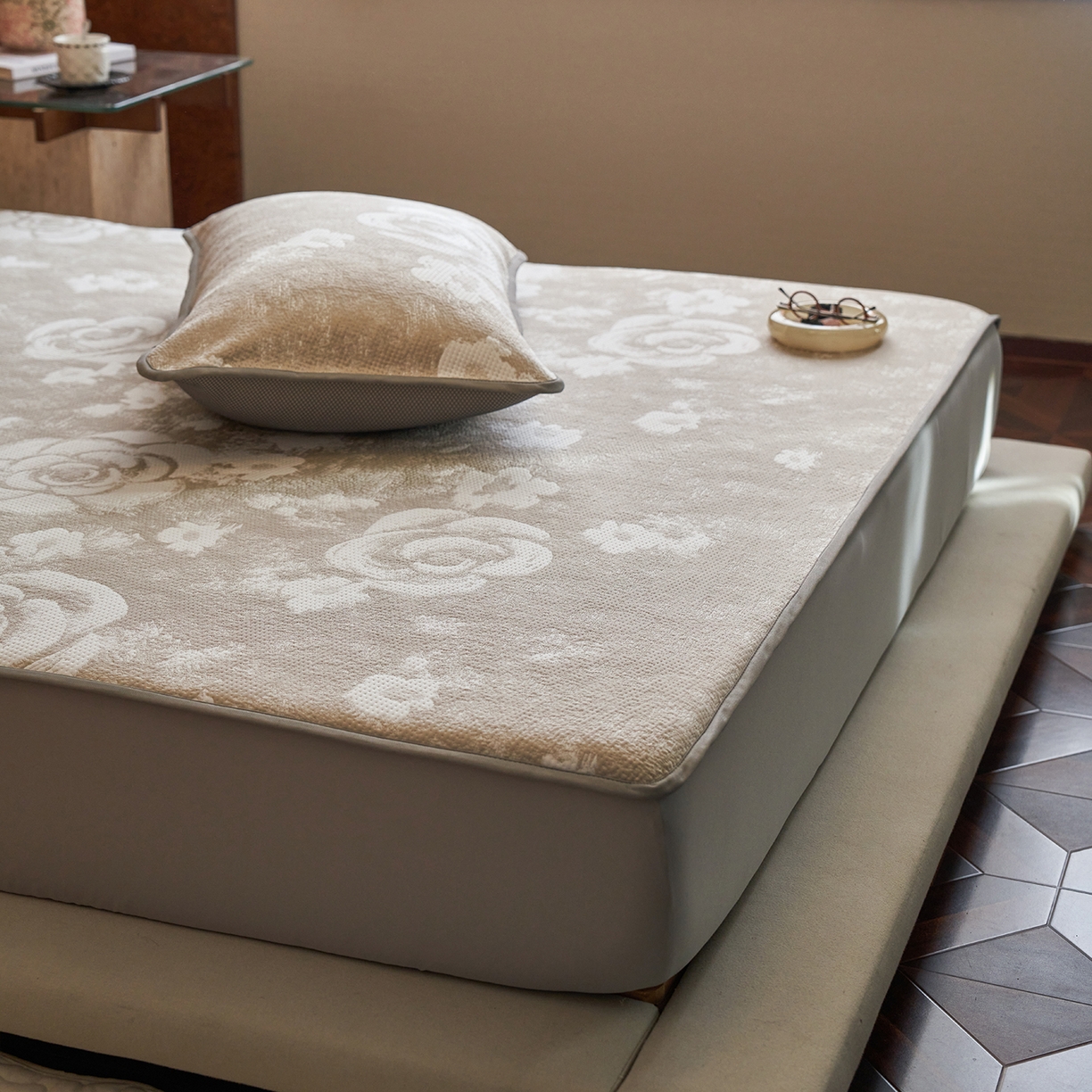 91家纺网 家纺一手货源 找家纺 千朵森 2026新款花卉系列冰感提花款凉席三件套 檀棕屿