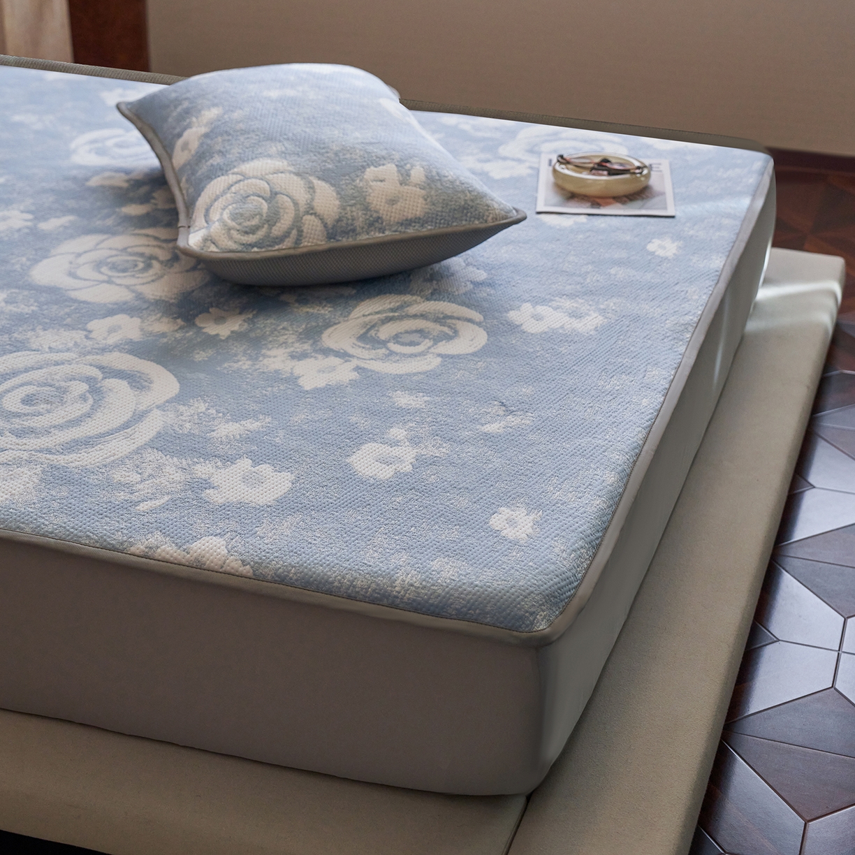 91家纺网 家纺一手货源 找家纺 千朵森 2026新款花卉系列冰感提花款凉席三件套 雾蓝屿