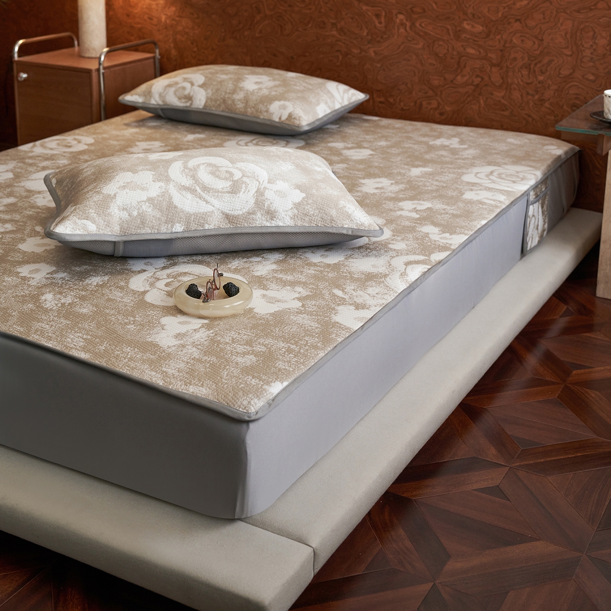 91家纺网 家纺一手货源 找家纺 千朵森 2026新款花卉系列冰感提花款凉席三件套 檀棕屿