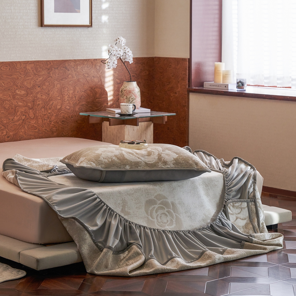 91家纺网 家纺一手货源 找家纺 千朵森 2026新款花卉系列冰感提花款凉席三件套 檀棕屿