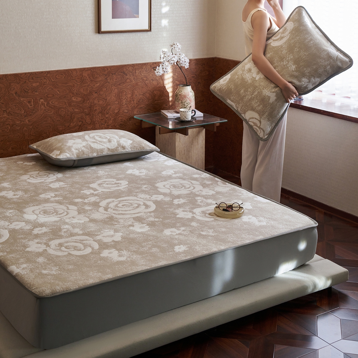 91家纺网 家纺一手货源 找家纺 千朵森 2026新款花卉系列冰感提花款凉席三件套 檀棕屿