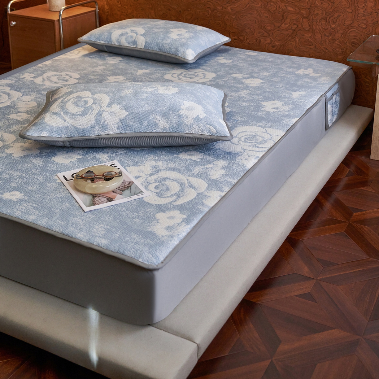 91家纺网 家纺一手货源 找家纺 千朵森 2026新款花卉系列冰感提花款凉席三件套 雾蓝屿