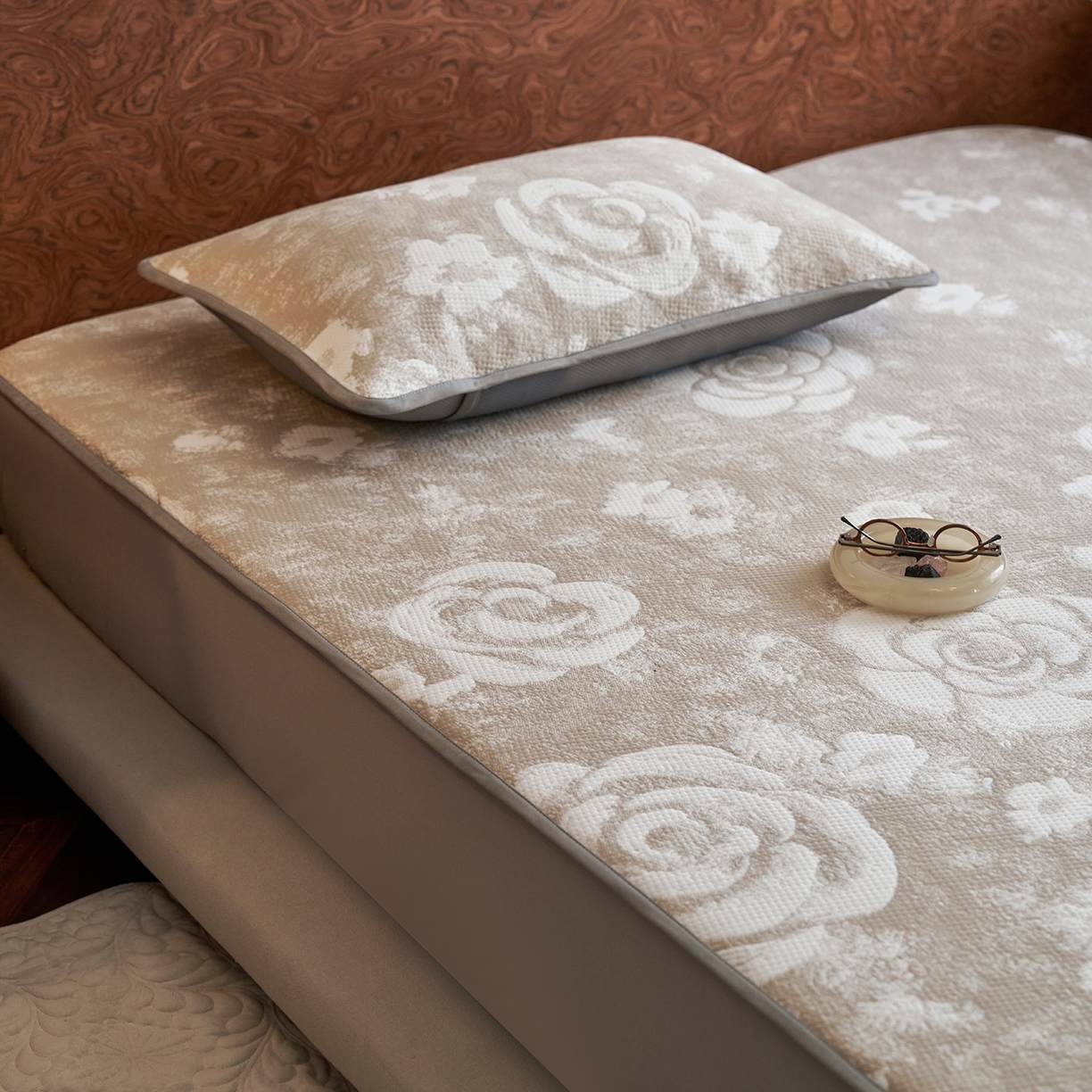 91家纺网 家纺一手货源 找家纺 千朵森 2026新款花卉系列冰感提花款凉席三件套 檀棕屿