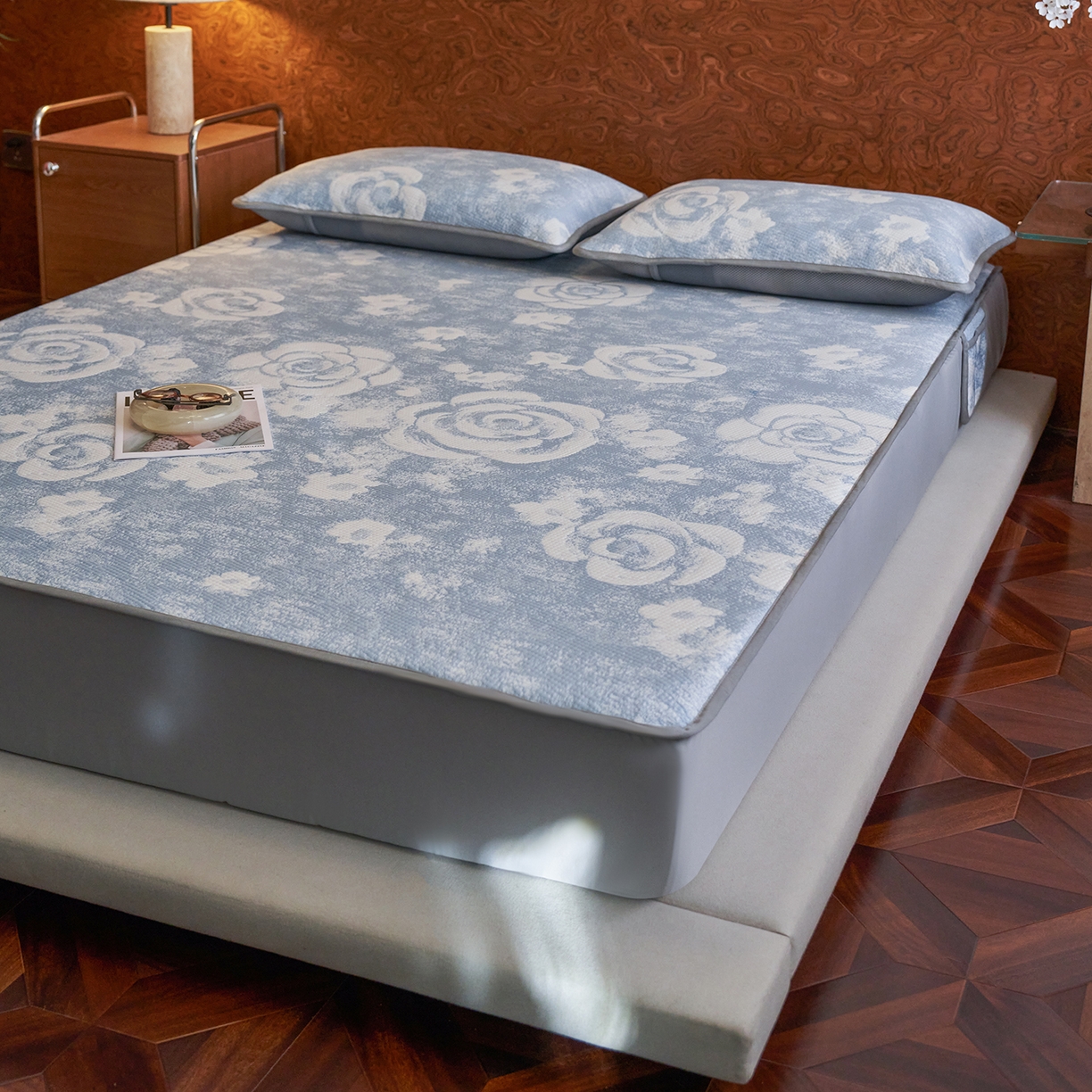 91家纺网 家纺一手货源 找家纺 千朵森 2026新款花卉系列冰感提花款凉席三件套 雾蓝屿