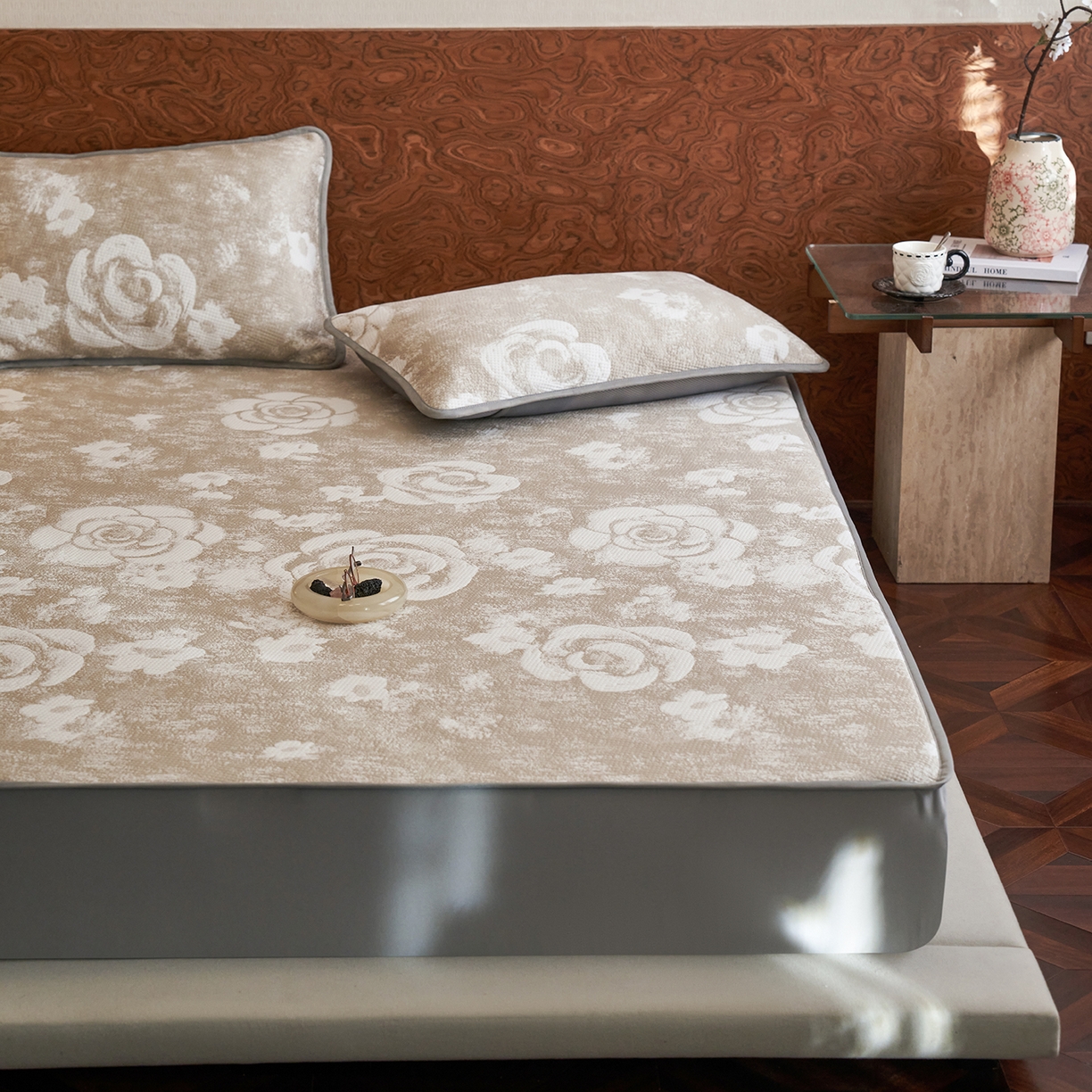 91家纺网 家纺一手货源 找家纺 千朵森 2026新款花卉系列冰感提花款凉席三件套 檀棕屿