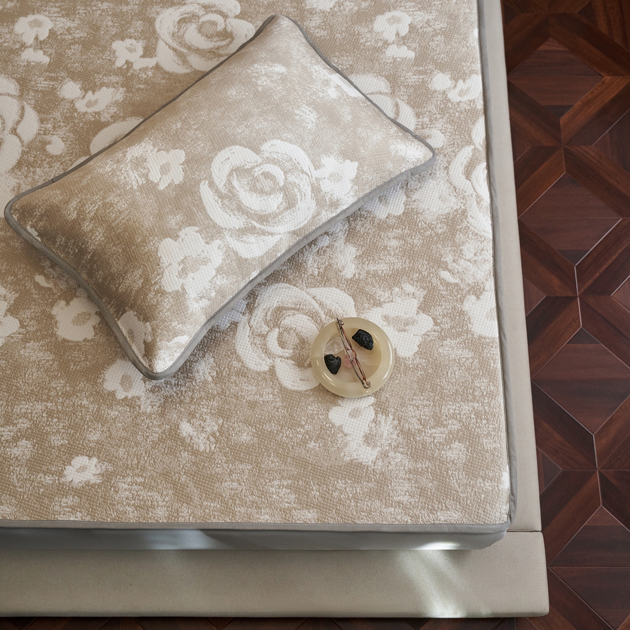 91家纺网 家纺一手货源 找家纺 千朵森 2026新款花卉系列冰感提花款凉席三件套 檀棕屿