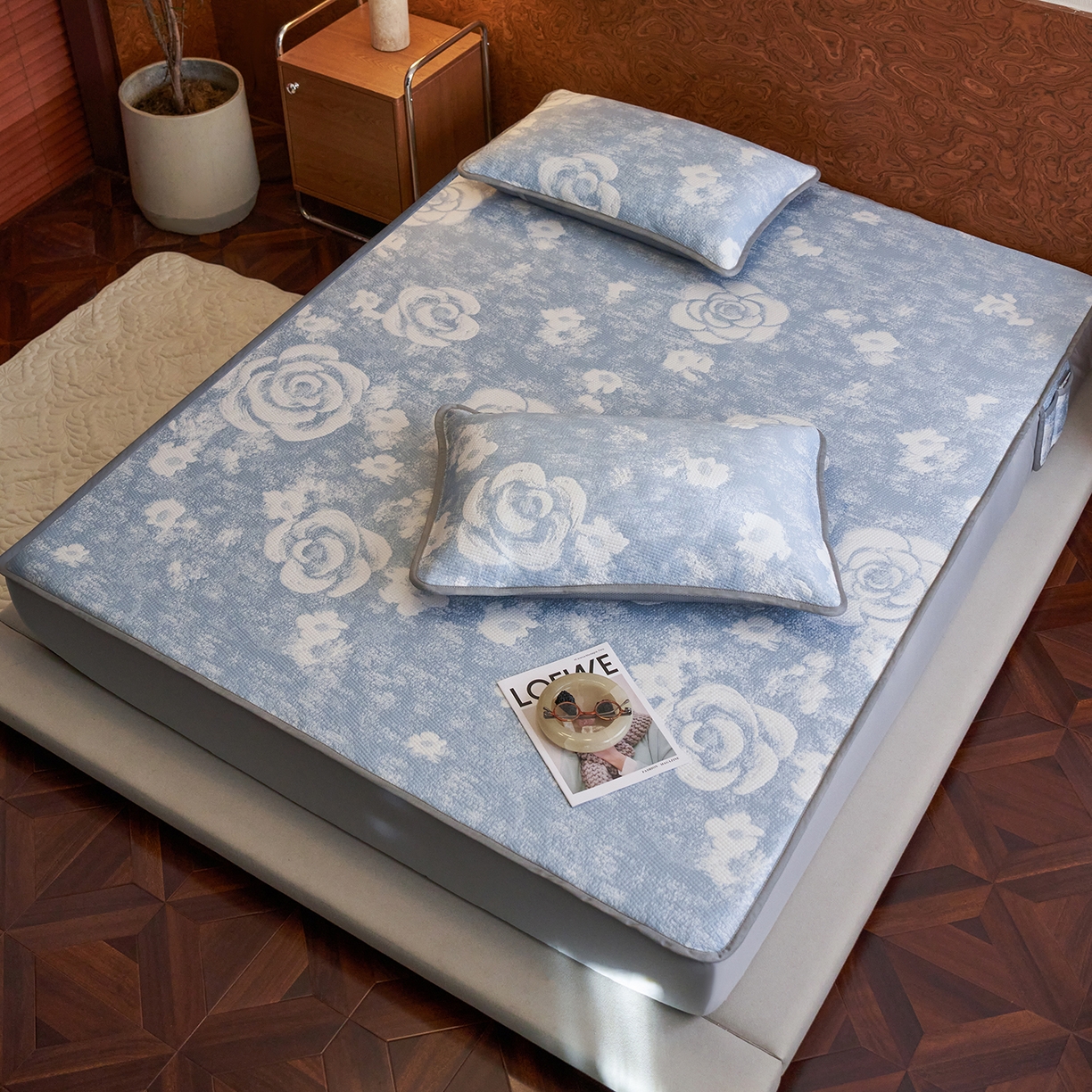 91家纺网 家纺一手货源 找家纺 千朵森 2026新款花卉系列冰感提花款凉席三件套 雾蓝屿