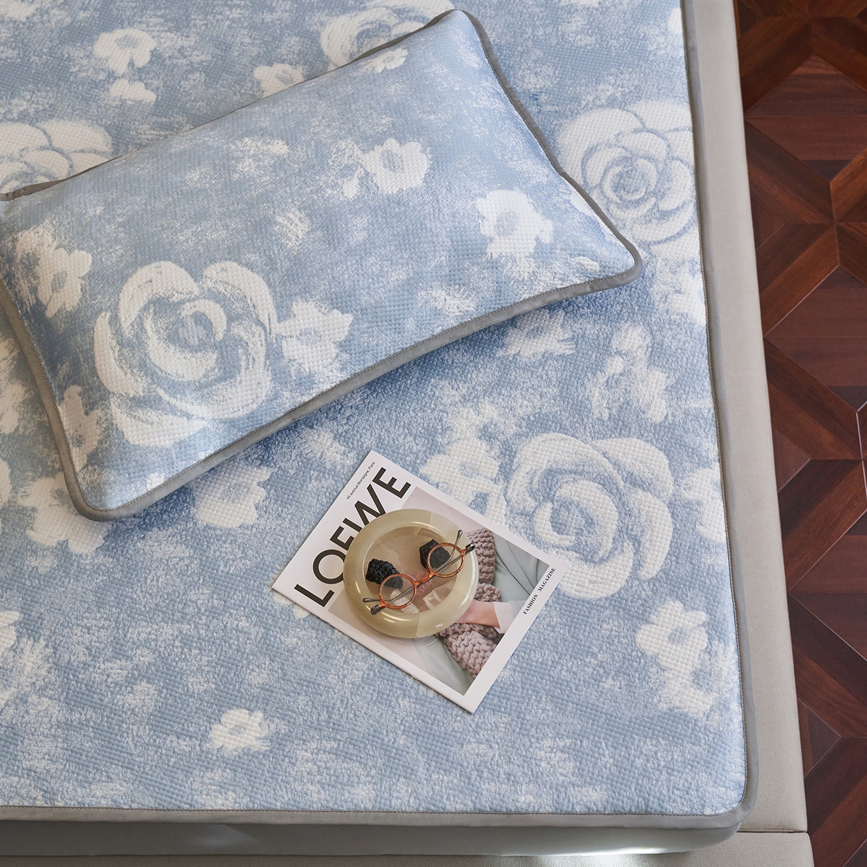 91家纺网 家纺一手货源 找家纺 千朵森 2026新款花卉系列冰感提花款凉席三件套 雾蓝屿