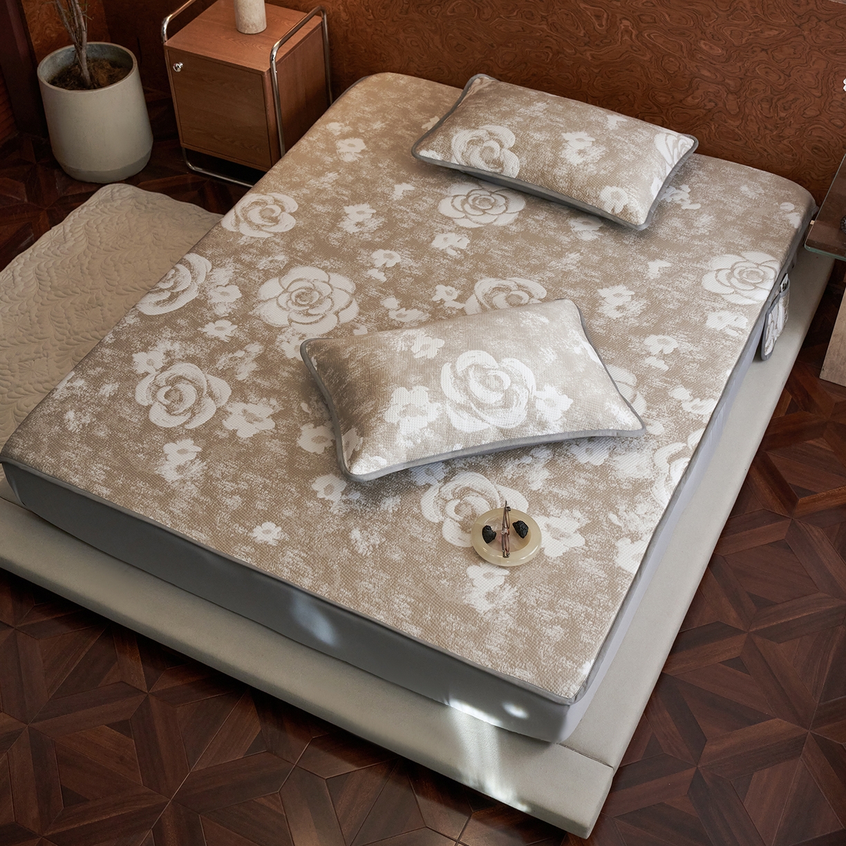 91家纺网 家纺一手货源 找家纺 千朵森 2026新款花卉系列冰感提花款凉席三件套 檀棕屿