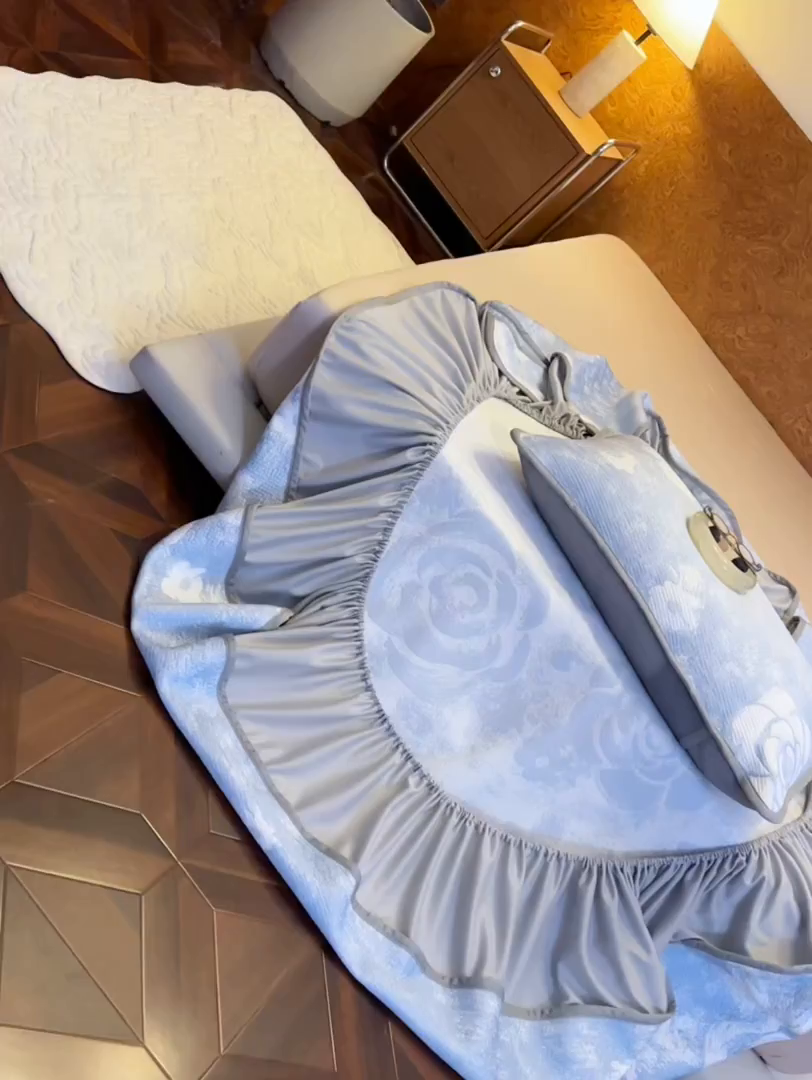 91家纺网 家纺一手货源 找家纺 千朵森 2026新款花卉系列冰感提花款凉席三件套 雾蓝屿