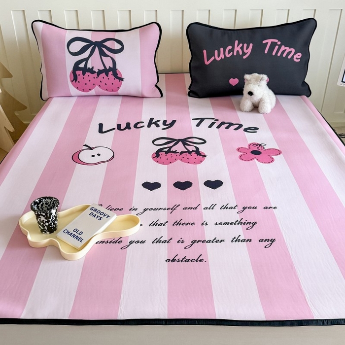 91家纺网 家纺一手货源 找家纺 顾里家纺 2026新款Chic风冰感纤维软席席子凉席 甜酷草莓