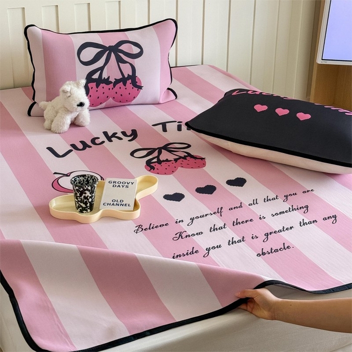 91家纺网 家纺一手货源 找家纺 顾里家纺 2026新款Chic风冰感纤维软席席子凉席 甜酷草莓